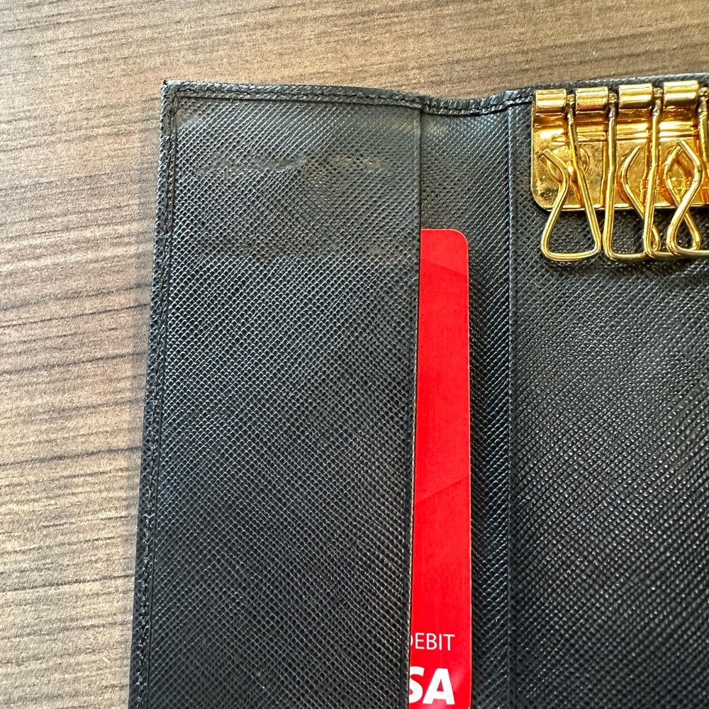 Prada Key Holder
Great used condition
Black saffiano leather, gold hardware - Picture 9 of 13